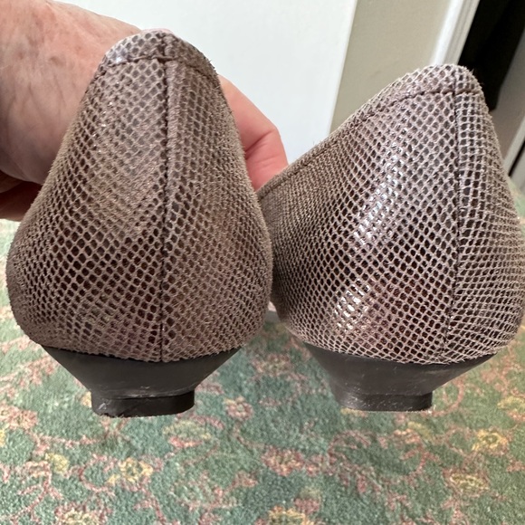 Anne Klein iFlex Jadelyn Leather Bronze Gold Low Kitten Heel Shoes Size 8.5 M. - Picture 6 of 9